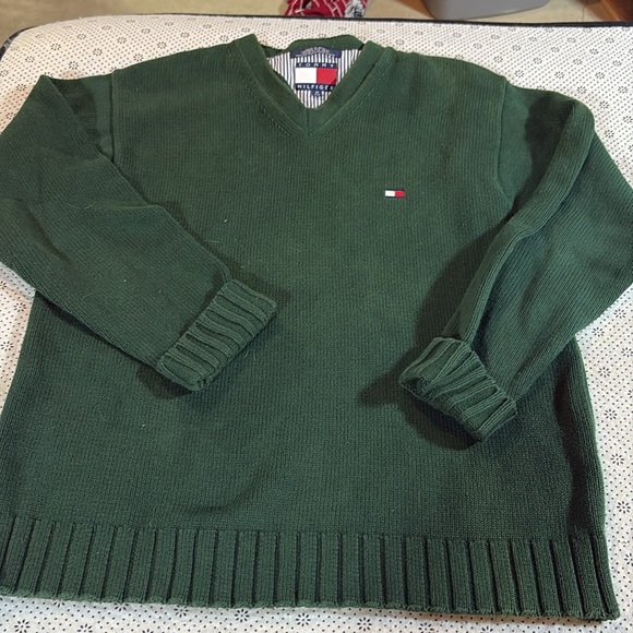 Tommy Hilfiger V-Neck sweater. Like new - Picture 7 of 8